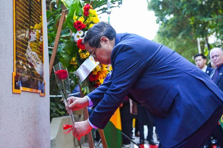 Thủ tướng Phạm Minh Chính dâng hoa tưởng niệm Chủ tịch Hồ Chí Minh tại Rio de Janeiro- Ảnh 2. Thủ tướng Phạm Minh Chính dâng hoa tưởng niệm Chủ tịch Hồ Chí Minh tại Rio de Janeiro- Ảnh 2.