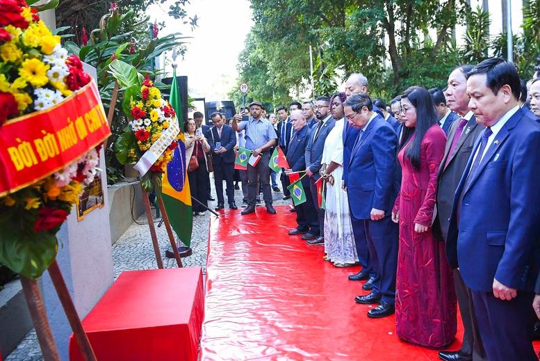 Thủ tướng Phạm Minh Chính dâng hoa tưởng niệm Chủ tịch Hồ Chí Minh tại Rio de Janeiro- Ảnh 3. Thủ tướng Phạm Minh Chính dâng hoa tưởng niệm Chủ tịch Hồ Chí Minh tại Rio de Janeiro- Ảnh 3.