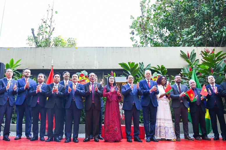 Thủ tướng Phạm Minh Chính dâng hoa tưởng niệm Chủ tịch Hồ Chí Minh tại Rio de Janeiro- Ảnh 4. Thủ tướng Phạm Minh Chính dâng hoa tưởng niệm Chủ tịch Hồ Chí Minh tại Rio de Janeiro- Ảnh 4.