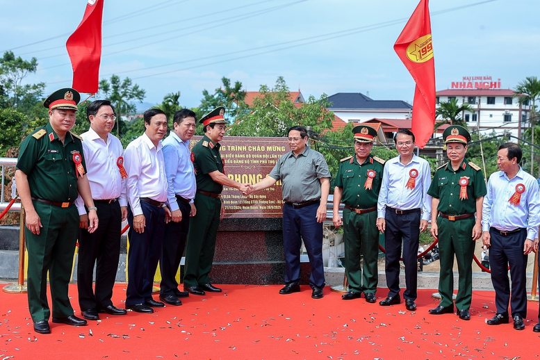 Thủ tướng: Khai thác cầu Phong Châu mới 'xứng đáng với mong mỏi và những giọt nước mắt của người dân'- Ảnh 2. Thủ tướng: Khai thác cầu Phong Châu mới 'xứng đáng với mong mỏi và những giọt nước mắt của người dân'- Ảnh 2.