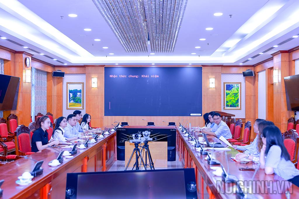 Đồng chí Mai Xuân Bình, Phó Vụ trưởng Vụ Theo dõi xử lý các vụ án, vụ việc trình bày chuyên đề tại Hội nghị