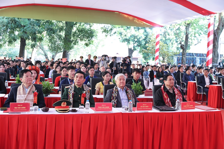 Thủ tướng dự khởi c&ocirc;ng 3 ng&ocirc;i trường của