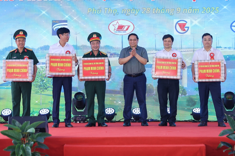 Thủ tướng: Khai thác cầu Phong Châu mới 'xứng đáng với mong mỏi và những giọt nước mắt của người dân'- Ảnh 6. Thủ tướng: Khai thác cầu Phong Châu mới 'xứng đáng với mong mỏi và những giọt nước mắt của người dân'- Ảnh 6.