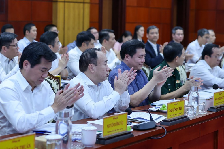 Thủ tướng: Phát huy lợi thế hiếm có, đưa Tây Ninh phát triển tăng tốc, bứt phá, bền vững- Ảnh 10. Thủ tướng: Phát huy lợi thế hiếm có, đưa Tây Ninh phát triển tăng tốc, bứt phá, bền vững- Ảnh 10.