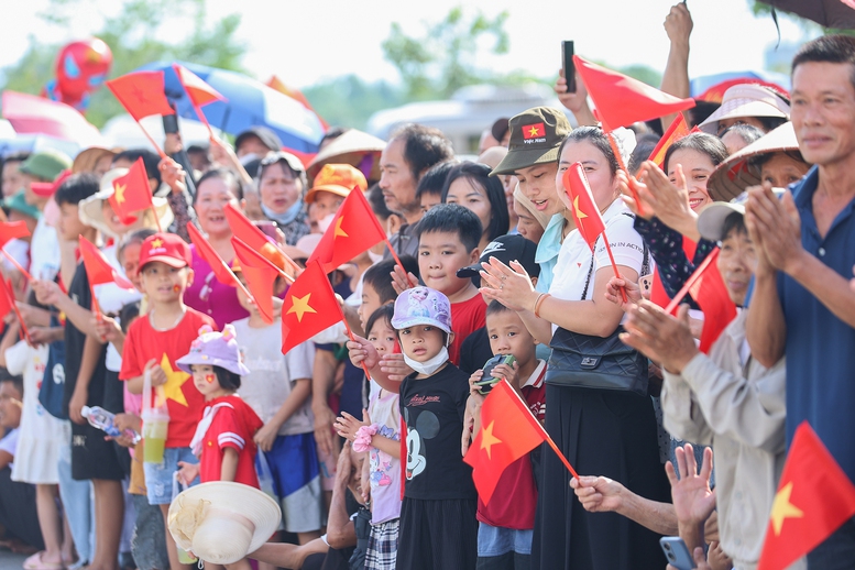 Thủ tướng: Khai thác cầu Phong Châu mới 'xứng đáng với mong mỏi và những giọt nước mắt của người dân'- Ảnh 11. Thủ tướng: Khai thác cầu Phong Châu mới 'xứng đáng với mong mỏi và những giọt nước mắt của người dân'- Ảnh 11.