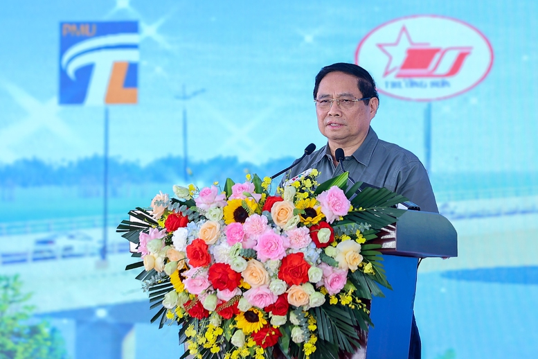 Thủ tướng: Khai thác cầu Phong Châu mới 'xứng đáng với mong mỏi và những giọt nước mắt của người dân'- Ảnh 3. Thủ tướng: Khai thác cầu Phong Châu mới 'xứng đáng với mong mỏi và những giọt nước mắt của người dân'- Ảnh 3.