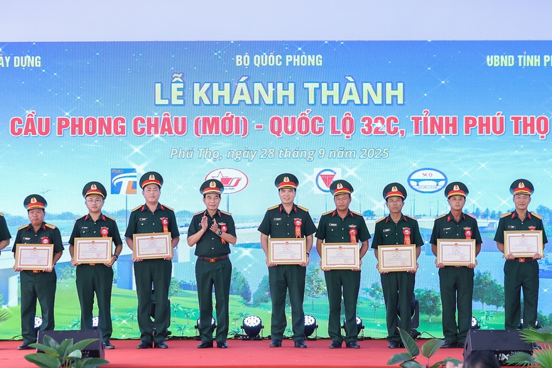 Thủ tướng: Khai thác cầu Phong Châu mới 'xứng đáng với mong mỏi và những giọt nước mắt của người dân'- Ảnh 7. Thủ tướng: Khai thác cầu Phong Châu mới 'xứng đáng với mong mỏi và những giọt nước mắt của người dân'- Ảnh 7.