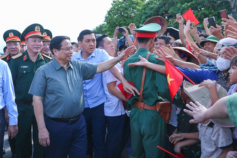 Thủ tướng: Khai thác cầu Phong Châu mới 'xứng đáng với mong mỏi và những giọt nước mắt của người dân'- Ảnh 9. Thủ tướng: Khai thác cầu Phong Châu mới 'xứng đáng với mong mỏi và những giọt nước mắt của người dân'- Ảnh 9.