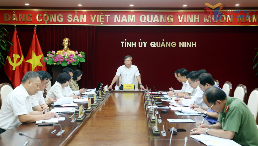 Đồng chí Vũ Đại Thắng, Ủy viên Trung ương Đảng, Bí thư Tỉnh ủy, Trưởng Đoàn Đại biểu Quốc hội tỉnh, Trưởng Ban Chỉ đạo, phát biểu chỉ đạo tại phiên họp