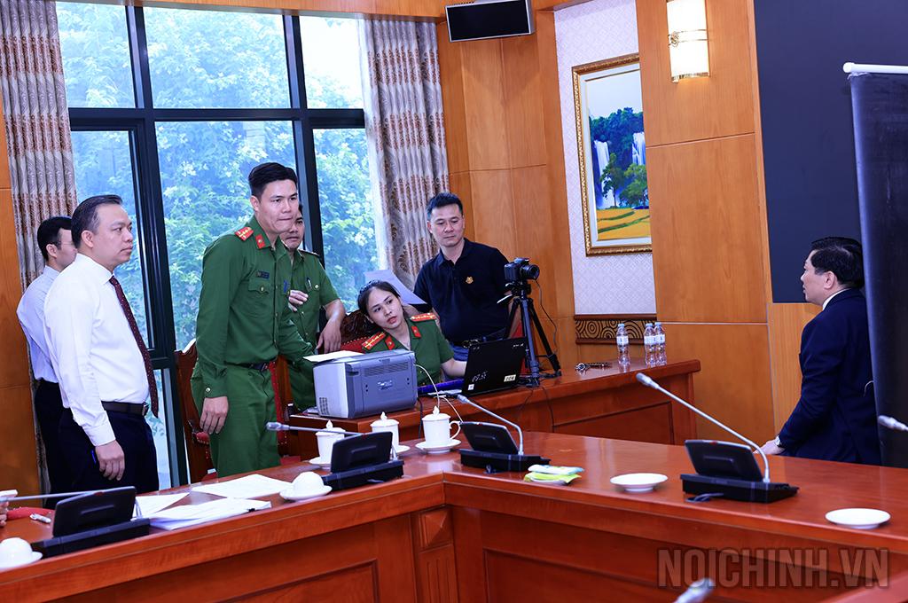 Công an phường Ba Đình, TP. Hà Nội làm thủ tục đổi Thẻ đảng viên