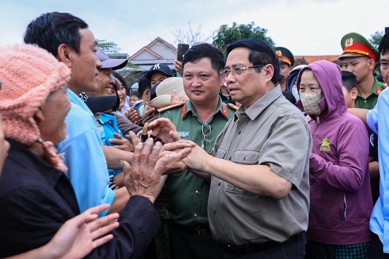 Thủ tướng thăm, động viên người dân tại 