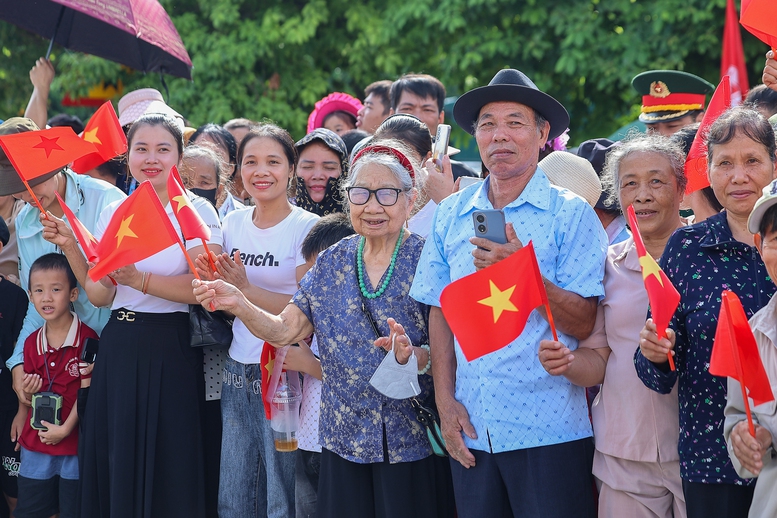 Thủ tướng: Khai thác cầu Phong Châu mới 'xứng đáng với mong mỏi và những giọt nước mắt của người dân'- Ảnh 10. Thủ tướng: Khai thác cầu Phong Châu mới 'xứng đáng với mong mỏi và những giọt nước mắt của người dân'- Ảnh 10.