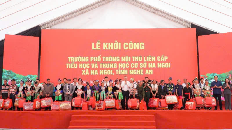 Đồng chí Tổng Bí thư Tô Lâm cùng các đồng chí lãnh đạo Đảng, Nhà nước, bộ, ngành Trung ương, tỉnh Nghệ An trao quà tặng cho các gia đình khó khăn, chính sách trên địa bàn xã Na Ngoi