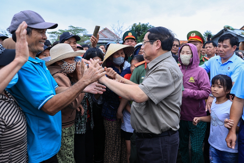 Thủ tướng thăm, động viên người dân tại 