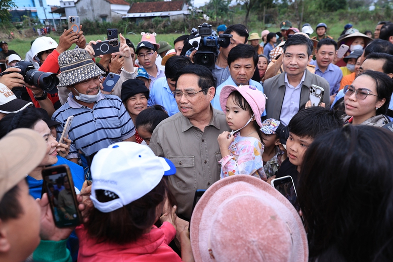 Thủ tướng thăm, động viên người dân tại 