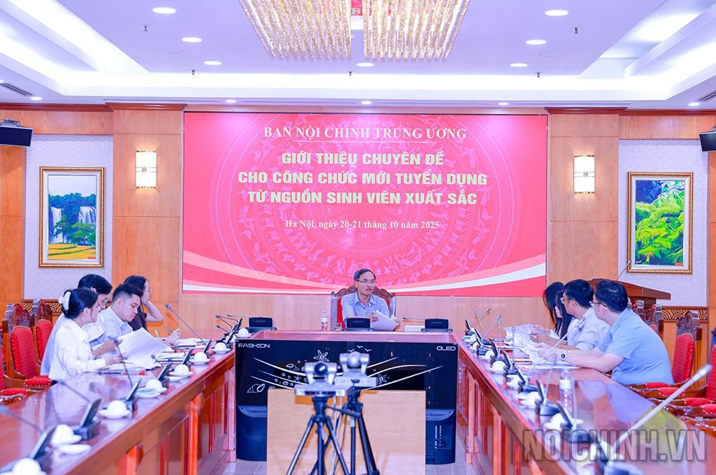 Đồng chí Tạ Văn Giang, Chánh Văn phòng Ban truyền đạt chuyên đề tại Hội nghị