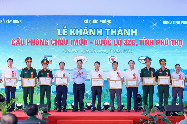Thủ tướng: Khai thác cầu Phong Châu mới 'xứng đáng với mong mỏi và những giọt nước mắt của người dân'- Ảnh 8. Thủ tướng: Khai thác cầu Phong Châu mới 'xứng đáng với mong mỏi và những giọt nước mắt của người dân'- Ảnh 8.