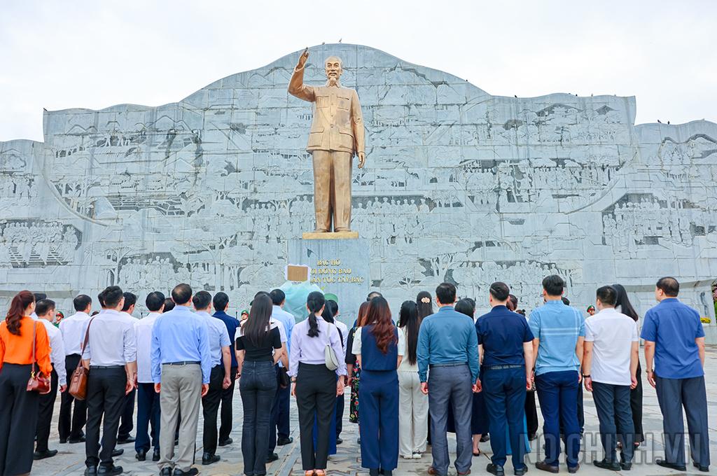 Đoàn công tác Ban Nội chính Trung ương dâng hoa tại Quảng trường Bác Hồ với đồng bào các dân tộc Tây Bắc