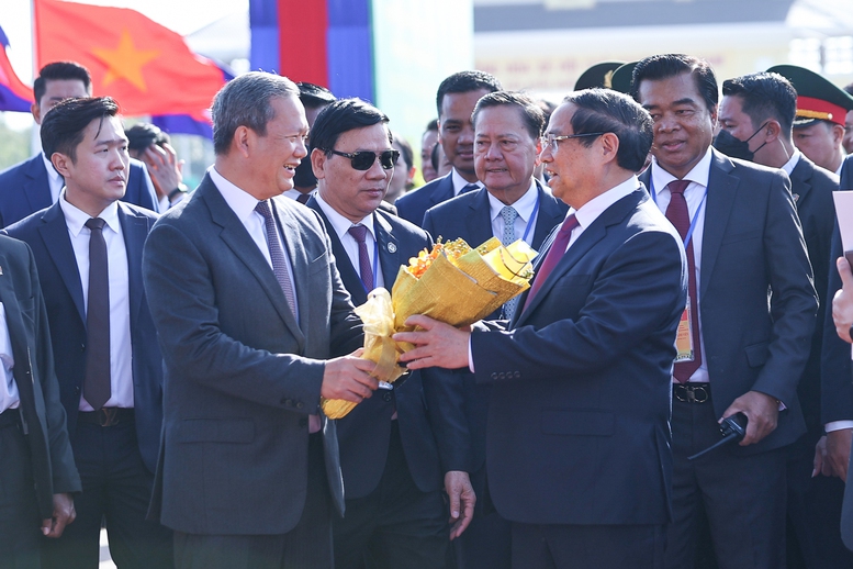 Thủ tướng Phạm Minh Chính cùng Thủ tướng Campuchia khai trương cặp cửa khẩu quốc tế mới- Ảnh 1. Thủ tướng Phạm Minh Chính cùng Thủ tướng Campuchia khai trương cặp cửa khẩu quốc tế mới- Ảnh 1.