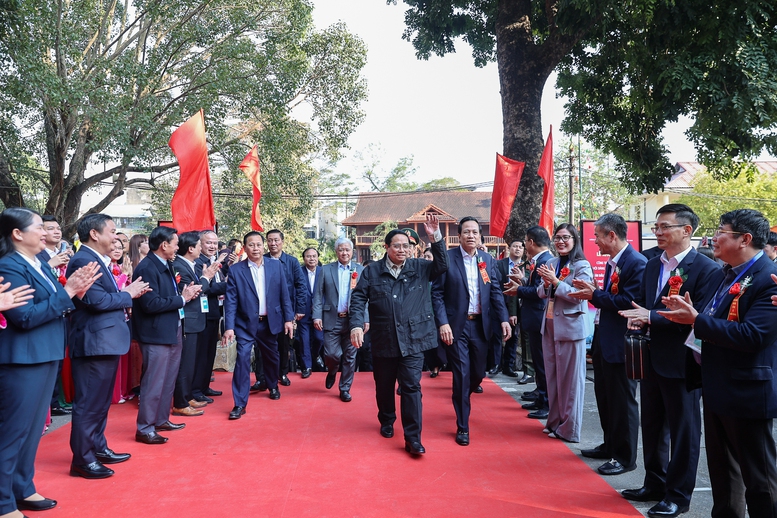 Thủ tướng dự khởi c&ocirc;ng 3 ng&ocirc;i trường của