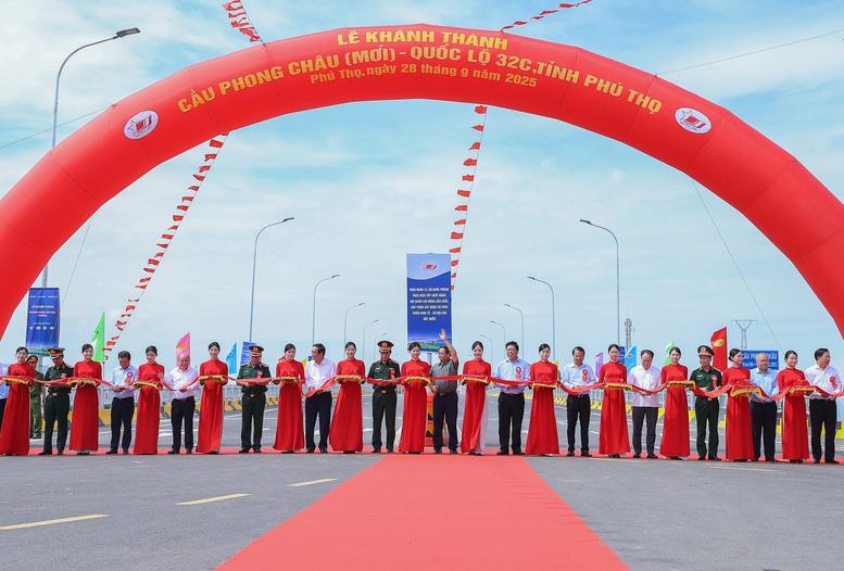 Thủ tướng: Khai thác cầu Phong Châu mới 'xứng đáng với mong mỏi và những giọt nước mắt của người dân'- Ảnh 1. Thủ tướng: Khai thác cầu Phong Châu mới 'xứng đáng với mong mỏi và những giọt nước mắt của người dân'- Ảnh 1.