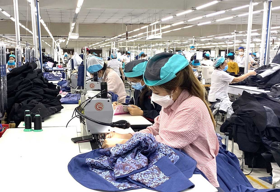 Xã Hòa Hội khẩn trương xây dựng Nghị quyết chuyên đề về quy hoạch tổng thể phát triển giai đoạn tới, chú trọng phát triển công nghiệp - xây dựng với tốc độ tăng trưởng cao, tạo động lực cho toàn bộ nền kinh tế. Trong ảnh: Công nhân làm việc tại một chuyền may mặc xuất khẩu trên địa bàn xã Hòa Hội. Ảnh: N.H bg4-2.jpg