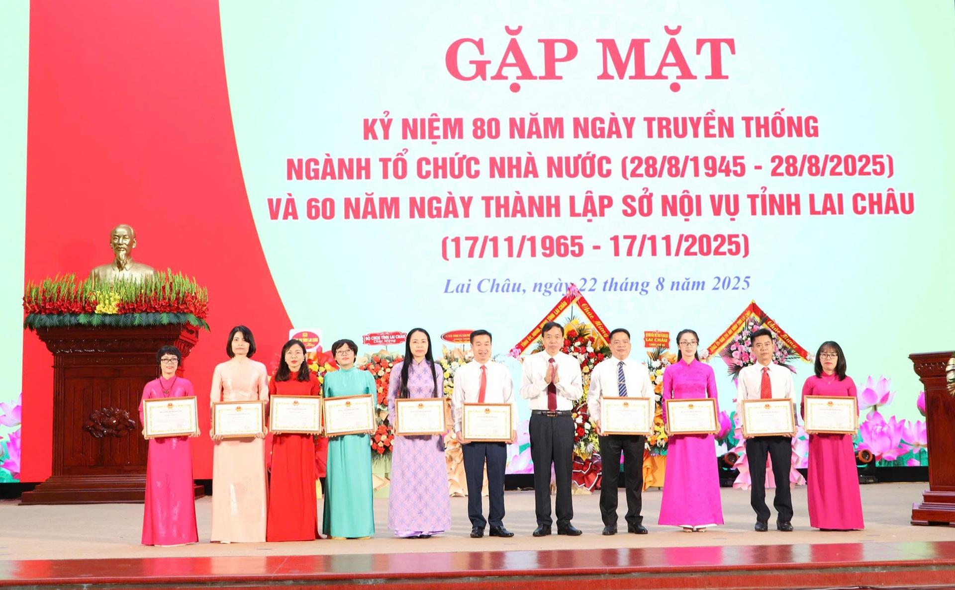 … tặng Bằng khen cho các cá nhân. … tặng Bằng khen cho các cá nhân.