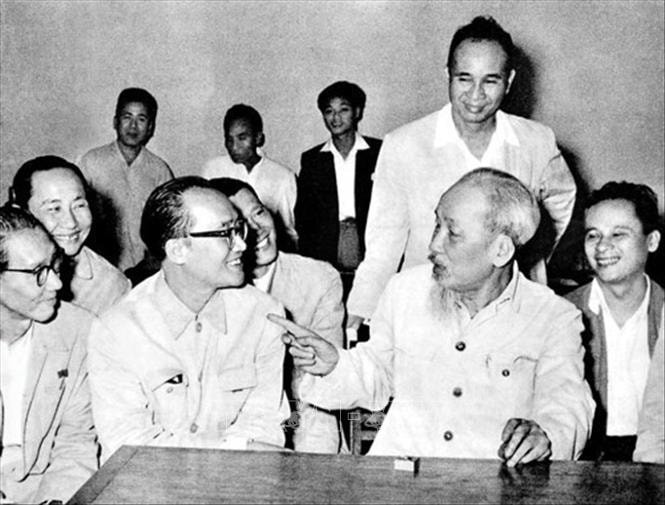 Bác Hồ nói chuyện thân mật với GS-BS Trần Hữu Tước - người sáng lập và xây dựng ngành Tai - Mũi - Họng Việt Nam và các trí thức ngành y (tháng 3-1964). Ảnh: TTXVN xay-dung-nen-y-te-cach-mang-2.jpg