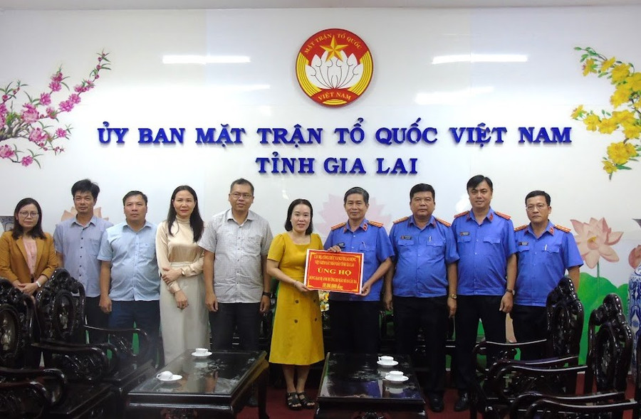 Ông Trần Minh Quốc-Phó Viện trưởng Viện Kiểm sát nhân dân tỉnh Gia Lai trao số tiền ủng hộ đồng bào bị ảnh hưởng bởi bão số 10 cho Ủy ban MTTQ Việt Nam tỉnh. Ảnh: ĐVCC 1.jpg
