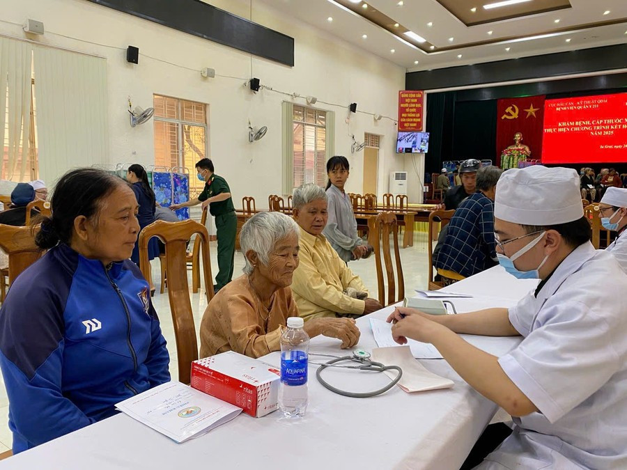Bác sỹ Bệnh viện Quân y 211 khám bệnh, tư vấn sức khỏe cho người cao tuổi xã Ia Grai. Ảnh: Phương Loan image-12.jpg