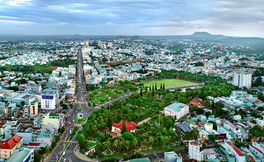 Đô thị Pleiku (cũ) nay là phường Pleiku và các phường, xã lân cận nhìn từ trên cao. Ảnh: Hùng Hoa Lư doi-moi.jpg