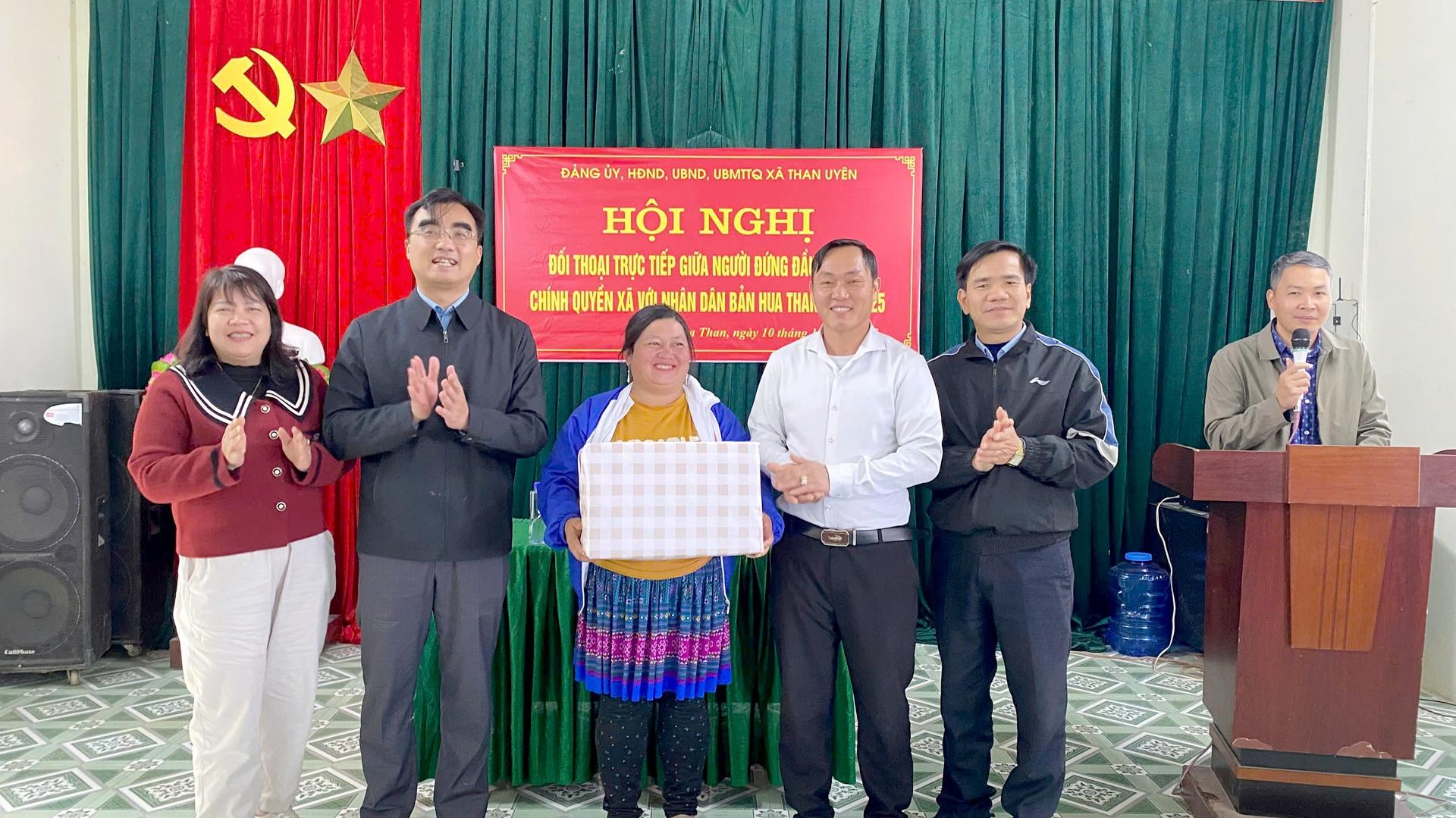 Lãnh đạo xã Than Uyên tặng quà cho nhân dân bản Hua Than. Lãnh đạo xã Than Uyên tặng quà cho nhân dân bản Hua Than.