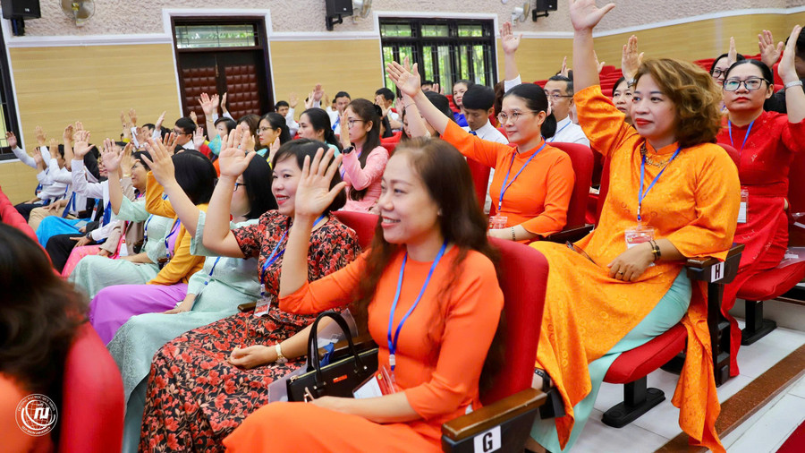 Đại biểu biểu quyết thông qua Nghị quyết Đại hội. Ảnh: Bảo Long z7171201231478-5476a042a37e5aa96f340e4e520cc193.jpg