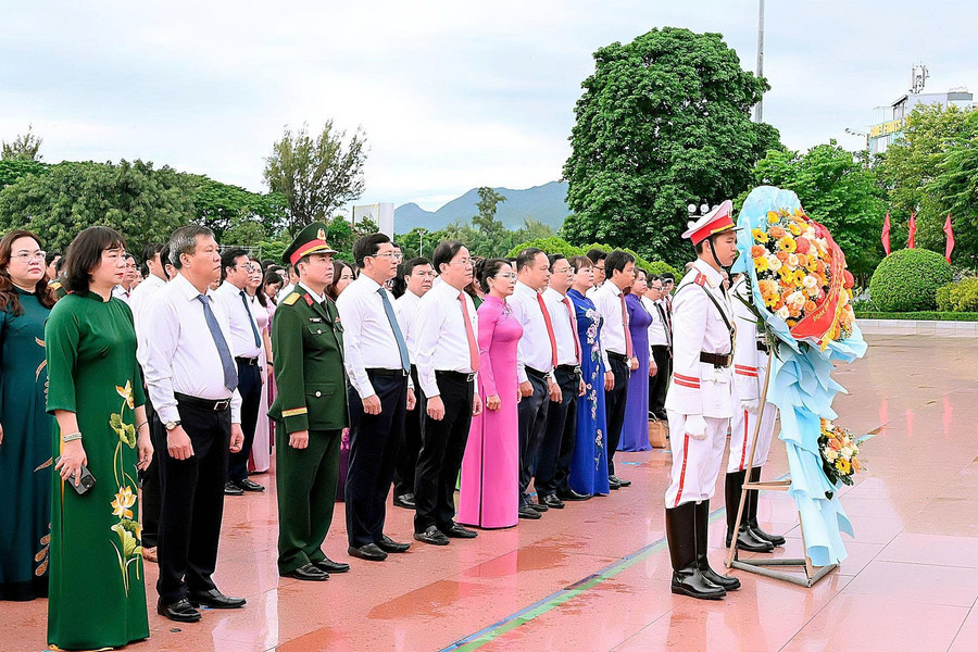 Các đại biểu dâng hoa tại Tượng đài Nguyễn Sinh Sắc-Nguyễn Tất Thành. Ảnh: Đức Thụy danghoa.jpg