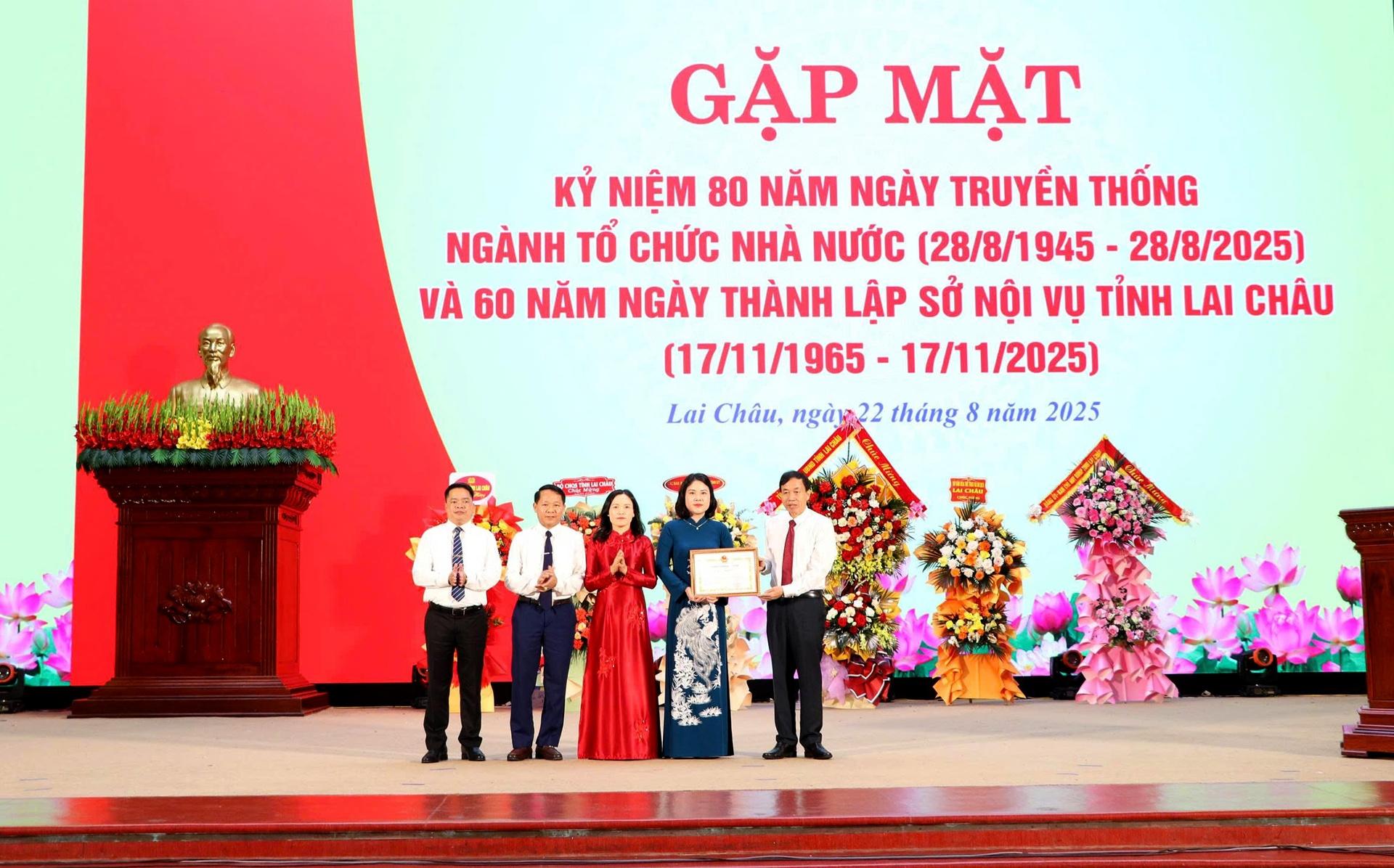 Đồng chí Lê Văn Lương - Chủ tịch UBND tỉnh tặng Bằng khen cho tập thể Sở Nội vụ. Đồng chí Lê Văn Lương - Chủ tịch UBND tỉnh tặng Bằng khen cho tập thể Sở Nội vụ.