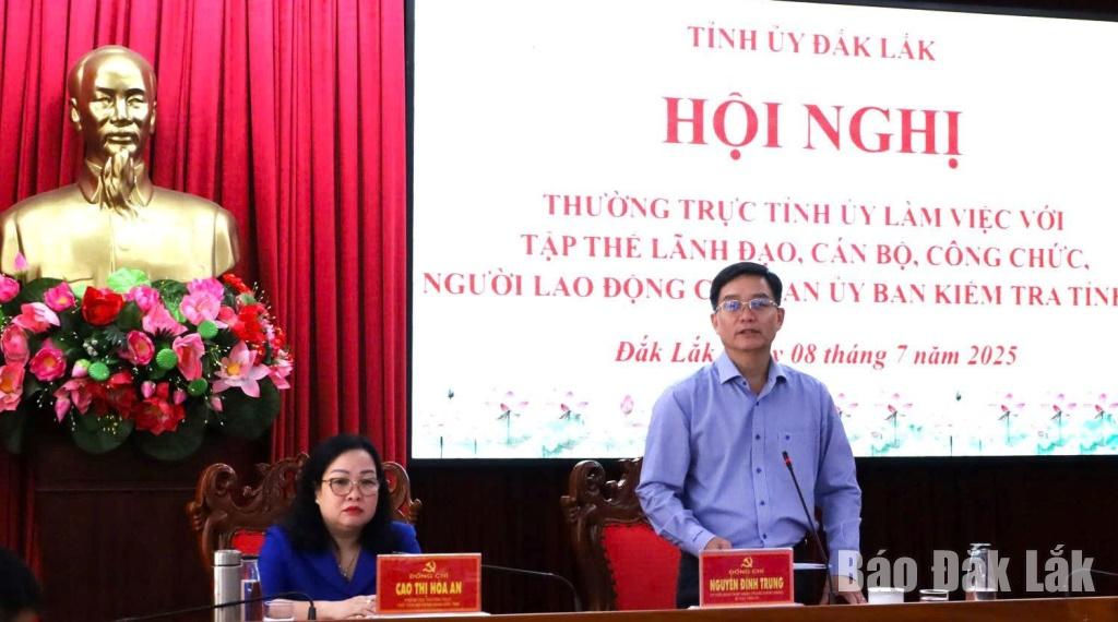 Ủy viên Trung ương Đảng, Bí thư Tỉnh ủy Nguyễn Đình Trung phát biểu tại buổi làm việc với Cơ quan Ủy ban Kiểm tra Tỉnh ủy.