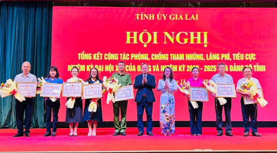 5 tập thể và 5 cá nhân được tặng bằng khen của Chủ tịch UBND tỉnh vì có thành tích trong công tác phòng-chống tham nhũng, lãng phí, tiêu cực nhiệm kỳ Đại hội XIII của Đảng và nhiệm kỳ 2020-2025 của Đảng bộ tỉnh. Ảnh: Hồng Thương z7211573548400-d7347cd3d3f56a1388f89878bfc6e251.jpg