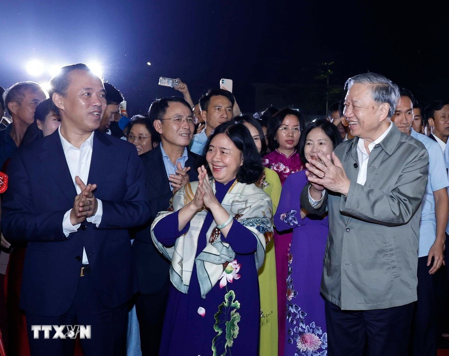 Tổng Bí thư Tô Lâm, Chủ tịch Ủy ban Trung ương MTTQ Việt Nam Bùi Thị Minh Hoài chung vui cùng bà con trong Ngày hội đại đoàn kết dân tộc phường Thượng Cát (TP Hà Nội). Ảnh: TTXVN Tổng Bí thư Tô Lâm, Chủ tịch Ủy ban Trung ương MTTQ Việt Nam Bùi Thị Minh Hoài chung vui cùng bà con trong Ngày hội đại đoàn kết dân tộc phường Thượng Cát (TP Hà Nội). Ảnh: TTXVN