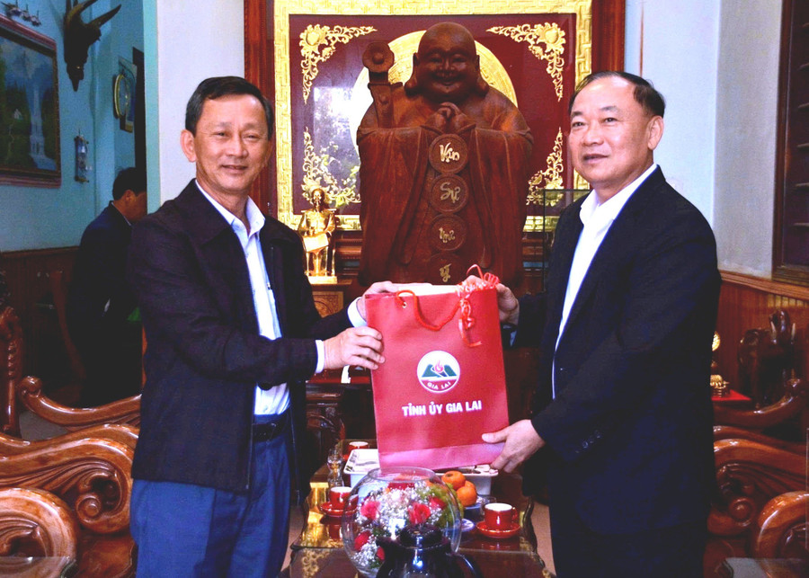 Bí thư Tỉnh ủy Thái Đại Ngọc (bìa phải) thăm, tặng quà đồng chí Dương Văn Trang-Ủy viên Trung ương Đảng, nguyên Bí thư Tỉnh ủy Gia Lai cũ. Ảnh: Minh Phương bi-thu-tinh-uy-thai-dai-ngoc-tham-tang-qua-dong-chi-duong-van-trang-nguyen-bi-thu-tinh-uy-gia-lai-cu.jpg