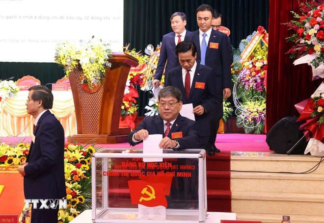 Các đại biểu bỏ phiếu bầu BCH Đảng bộ Học viện Chính trị quốc gia Hồ Chí Minh nhiệm kỳ 2025 – 2030. (Ảnh: Văn Điệp/TTXVN) Các đại biểu bỏ phiếu bầu BCH Đảng bộ Học viện Chính trị quốc gia Hồ Chí Minh nhiệm kỳ 2025 – 2030. (Ảnh: Văn Điệp/TTXVN)