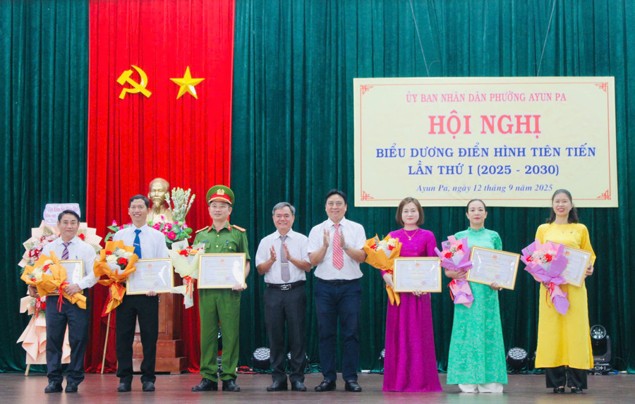 Các tập thể được Chủ tịch UBND phường Ayun Pa tặng giấy khen vì có thành tích xuất sắc trong phong trào thi đua yêu nước giai đoạn 2020-2025. Ảnh: Vũ Chi gen-h-z7003369375387-2f223c93ecd68d8d671658100d9a6409.jpg