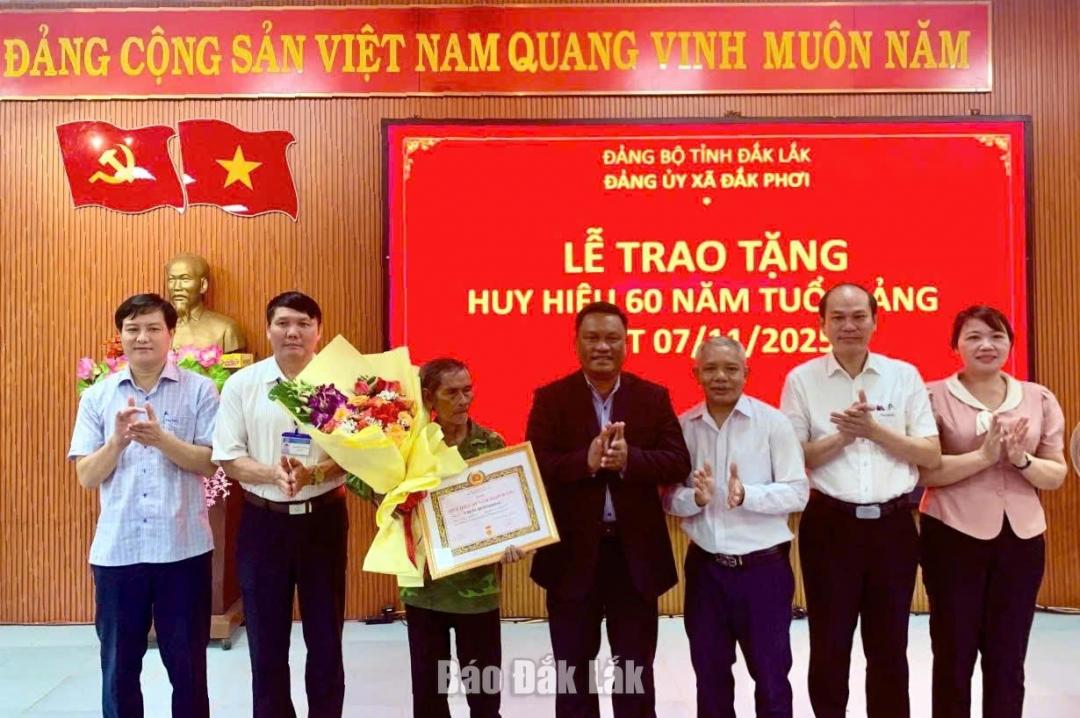 Lãnh đạo xã Đắk Phơi trao Huy hiệu 60 năm tuổi đảng cho đảng viên Y Buôl Buôn Krông.