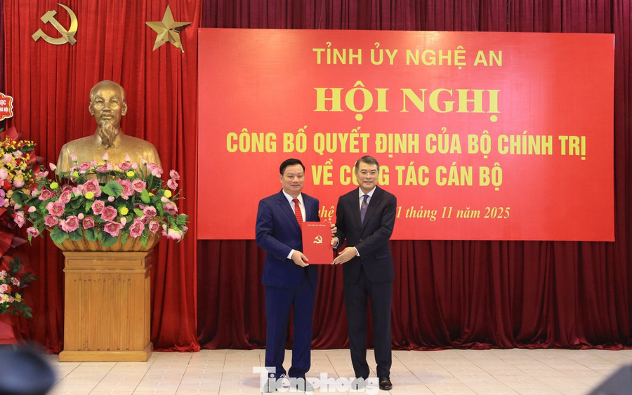 Ủy viên Bộ Chính trị, Bí thư T.Ư Đảng, Trưởng ban Tổ chức T.Ư Lê Minh Hưng đã trao Quyết định của Bộ Chính trị cho tân Bí thư Tỉnh ủy Nghệ An Nguyễn Khắc Thận. Ủy viên Bộ Chính trị, Bí thư T.Ư Đảng, Trưởng ban Tổ chức T.Ư Lê Minh Hưng đã trao Quyết định của Bộ Chính trị cho tân Bí thư Tỉnh ủy Nghệ An Nguyễn Khắc Thận.