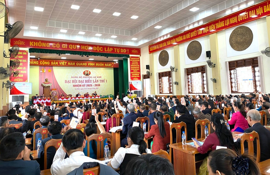 Các đại biểu thống nhất các chỉ tiêu, nghị quyết Đại hội Đảng bộ phường An Khê lần thứ I. Ảnh: Ngọc Minh 053356401e8796d9cf96.jpg