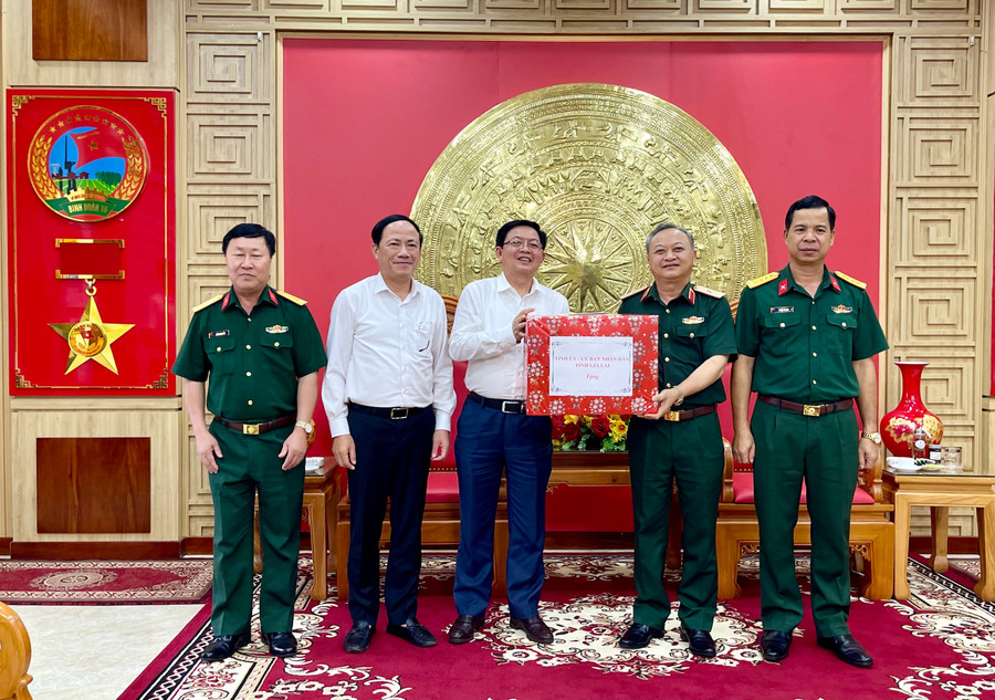 Bí thư Tỉnh ủy Gia Lai Hồ Quốc Dũng (thứ 3 từ trái sang) tặng quà cho Binh đoàn 15. Ảnh: Vũ Thảo dong-chi-ho-quoc-dung-uy-vien-ban-chap-hanh-trung-uong-dang-bi-thu-tinh-uy-gia-lai-tang-qua-cho-binh-doan-15-anh-vu-thao.jpg