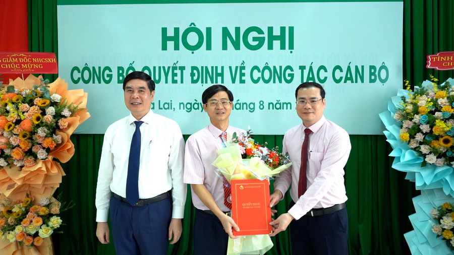 hinh-1-pho-chu-tich-ubnd-tinh-lam-hai-giang-va-pho-tong-giam-doc-ngan-hang-chinh-sach-xa-hoi-doan-trung-thanh-da-trao-hoa-va-quyet-dinh-cho-ong-nguyen-minh-huong.jpg