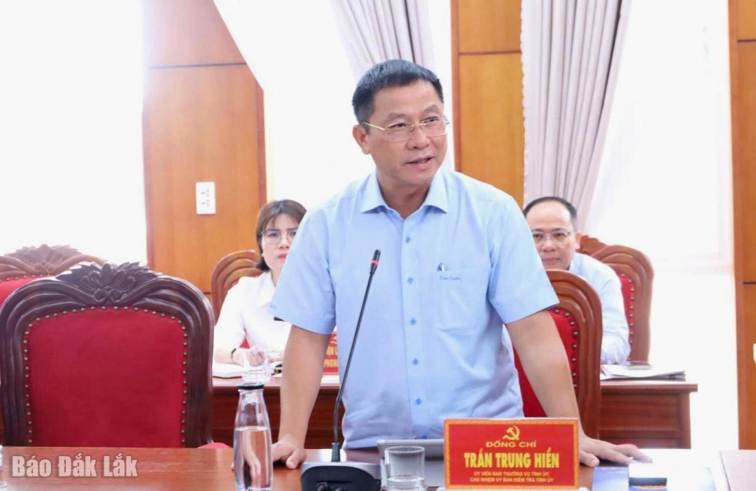 Ủy viên Ban Thường vụ Tỉnh ủy, Chủ nhiệm Ủy ban Kiểm tra Tỉnh ủy Trần Trung Hiển nêu ý kiến tại buổi làm việc.