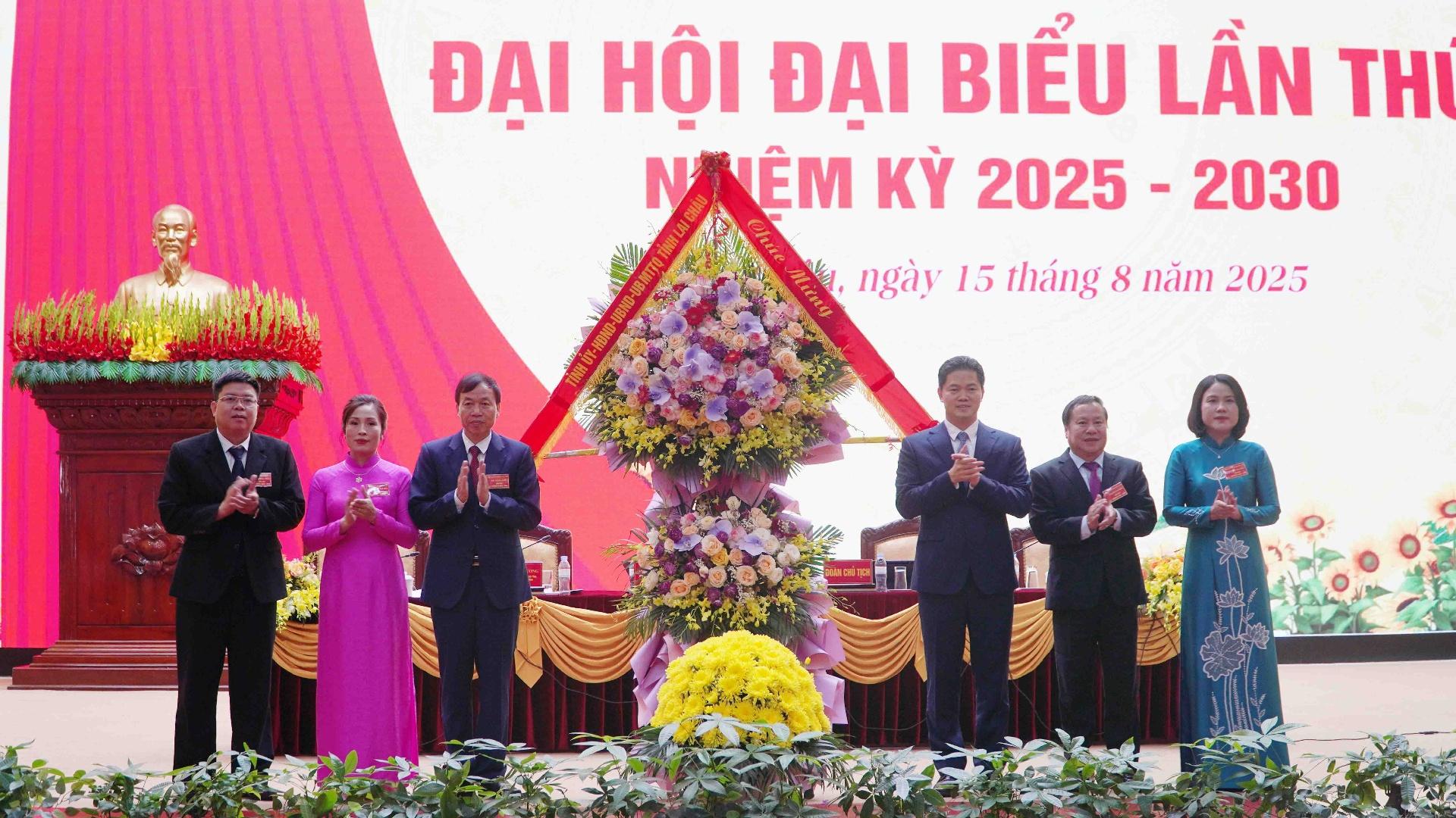 Đồng chí Vũ Mạnh Hà - Ủy viên dự khuyết Ban Chấp hành Trung ương Đảng, Phó Bí thư Thường trực Tỉnh ủy tặng hoa chúc mừng đại hội. Đồng chí Vũ Mạnh Hà - Ủy viên dự khuyết Ban Chấp hành Trung ương Đảng, Phó Bí thư Thường trực Tỉnh ủy tặng hoa chúc mừng đại hội.