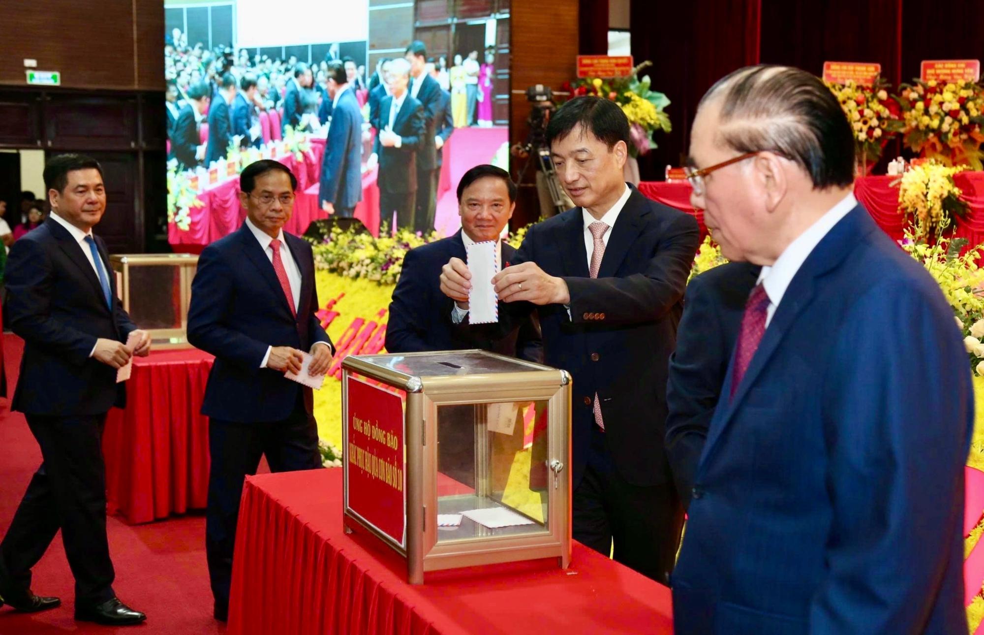 Các đại biểu dự đại hội ủng hộ đồng bào khắc phục hậu quả cơn bão số 10 Các đại biểu dự đại hội ủng hộ đồng bào khắc phục hậu quả cơn bão số 10