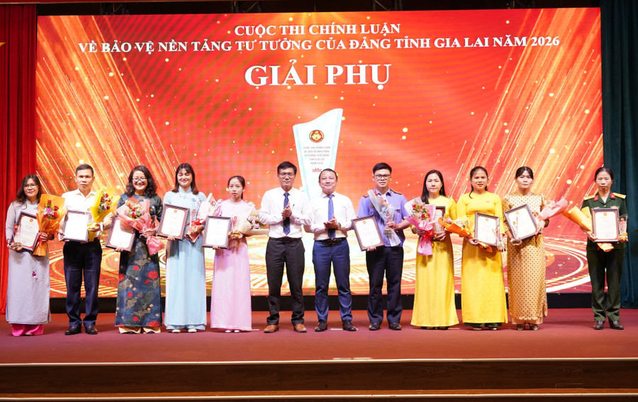 trao-giai-phu-cho-cac-tac-gia.jpg